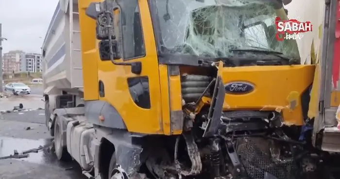 Kayseri’de feci kaza! Direksiyon hakimiyetini kaybeden tır sürücüsü 5 aracı biçti, 9 yaralı | Video