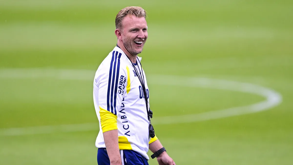 Fenerbahçe yardımcı antrenörü Dirk Kuyt açıklama yapıyor.