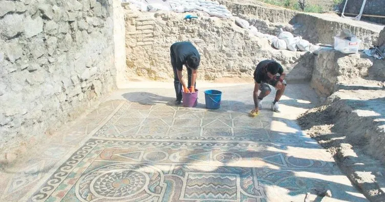 Bin 700 yıllık mozaik taşınıyor