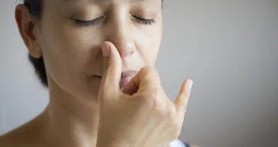 Elinizi burnunuzdan çekin! Alzheimer parmaklardan beyne geçiyormuş meğer: Beyin hücrelerini bir bir çürütüyor