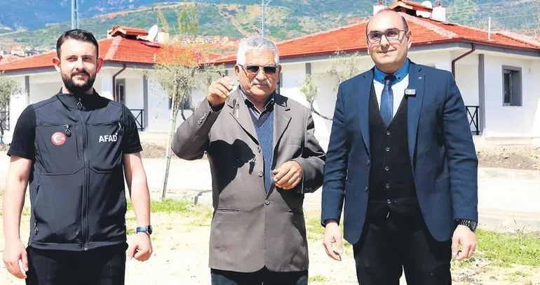 Hatay’da 28 aile yeni evine kavuştu