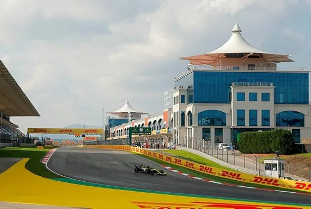 İSTANBUL'A ÖZEL HAZIRLANAN FORMULA 1 KUPASI SAHİBİNİ BEKLİYOR