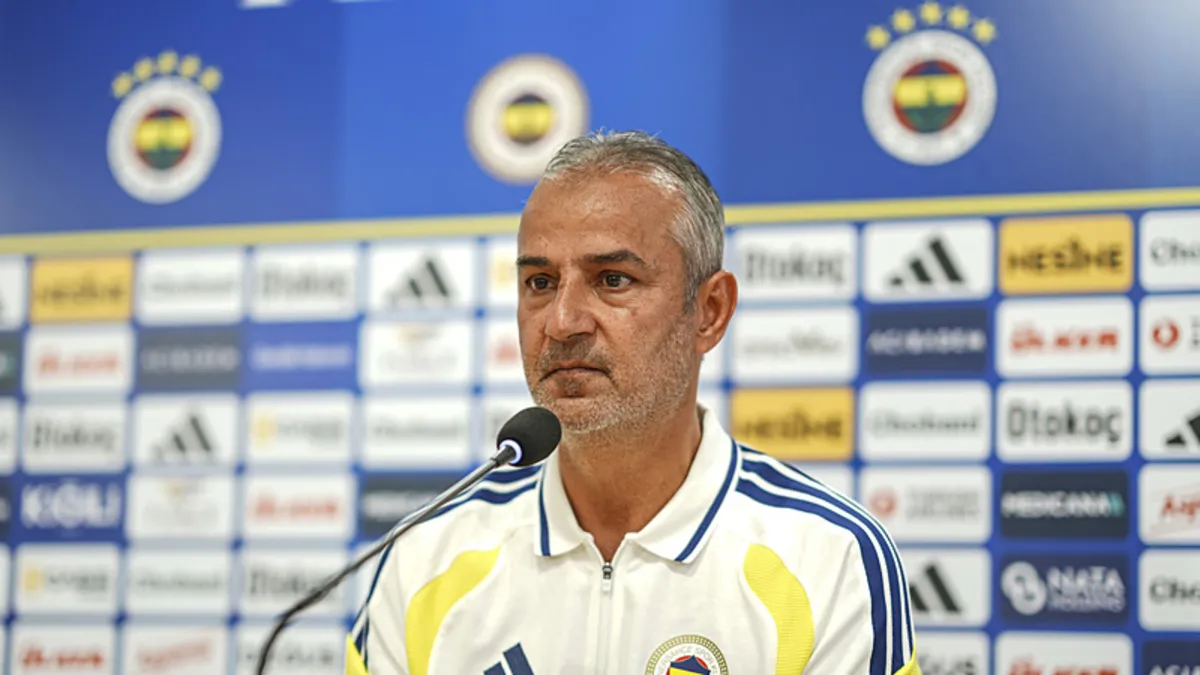 Fenerbahçe Teknik Direktörü İsmail Kartal açıklama yaparken