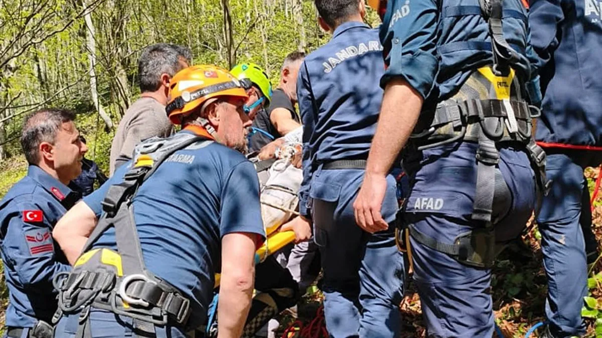 Samsun'da kayalıklardan düşen kişi yaralandı! Samsun'da kayalıklardan düşen kişi yaralandı!