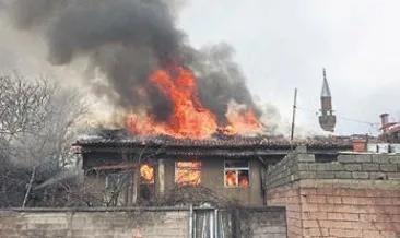 Ahşap ev alevlere karşı koyamadı