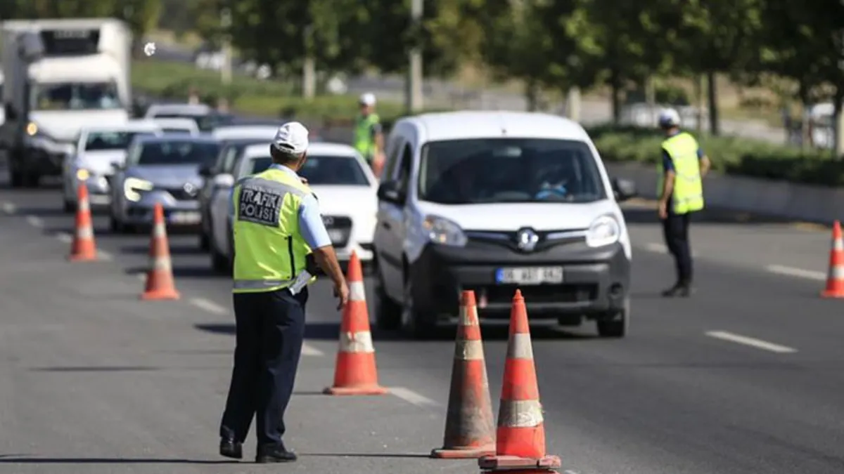 İstanbul’da trafik kurallarını ihlal eden 2 sürücüye 97 bin 557 lira para cezası İstanbul’da trafik kurallarını ihlal eden 2 sürücüye 97 bin 557 lira para cezası