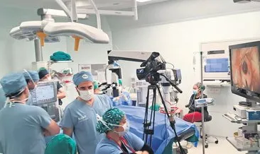 Türk doktorlardan canlı yayında göz ameliyatı