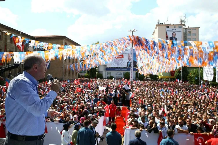 Vatandaşlar Cumhurbaşkanı Erdoğan'ı Isparta'da coşkuyla karşıladı