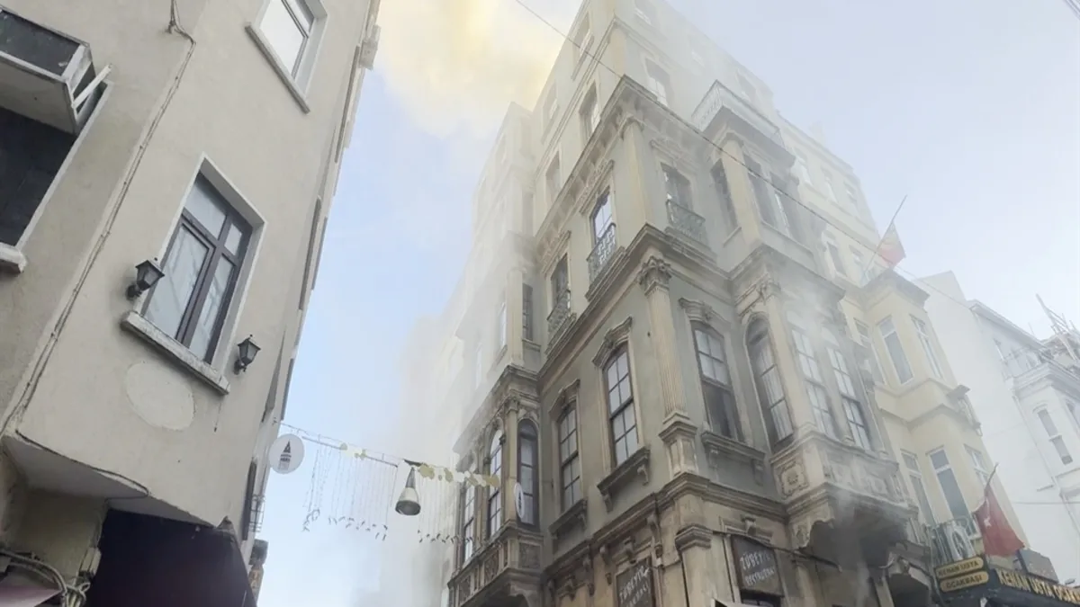 Beyoğlu'nda 6 katlı iş yerinde yangın!