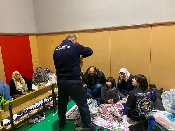 bahcelievler-belediyesi-deprem-sonrasi-hizla-hareket-gecti-9-spor-kompleksi-13-park-okul-bahceleri-camiler-ve-1745516338379.jpg