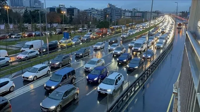 istanbulda-trafik-adim-adim-yogunluk-yuzde-85e-ulasti-1790695076177.jpeg (864×486)