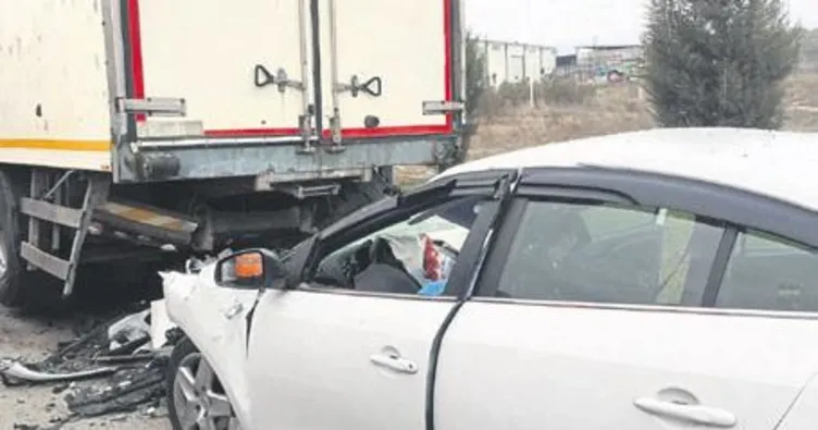 Araba kamyona arkadan çarptı