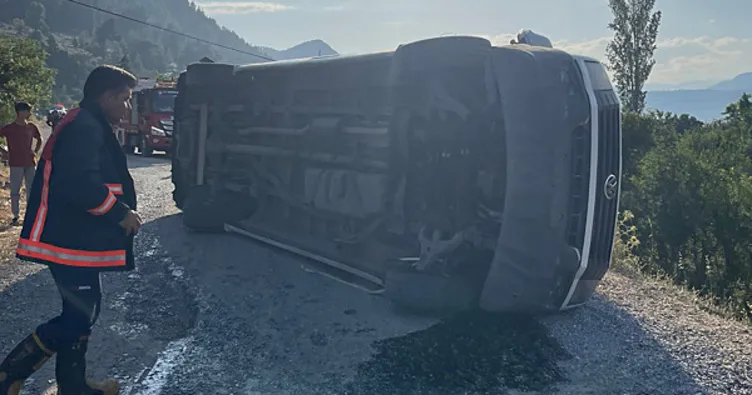 Mersin’de minibüs devrildi: 11 yaralı var