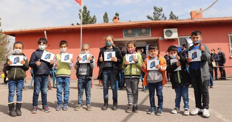 Köy okullarındaki çocuklara tablet hediye edildi