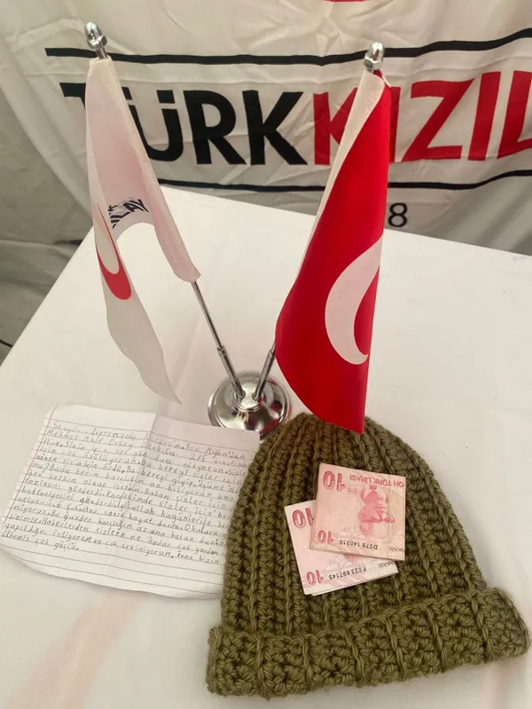 aydinli-ilkokul-ogrencisinden-duygulandiran-not-bu-bereyi-giyip-usume-olur-mu-1676271717980.jpg