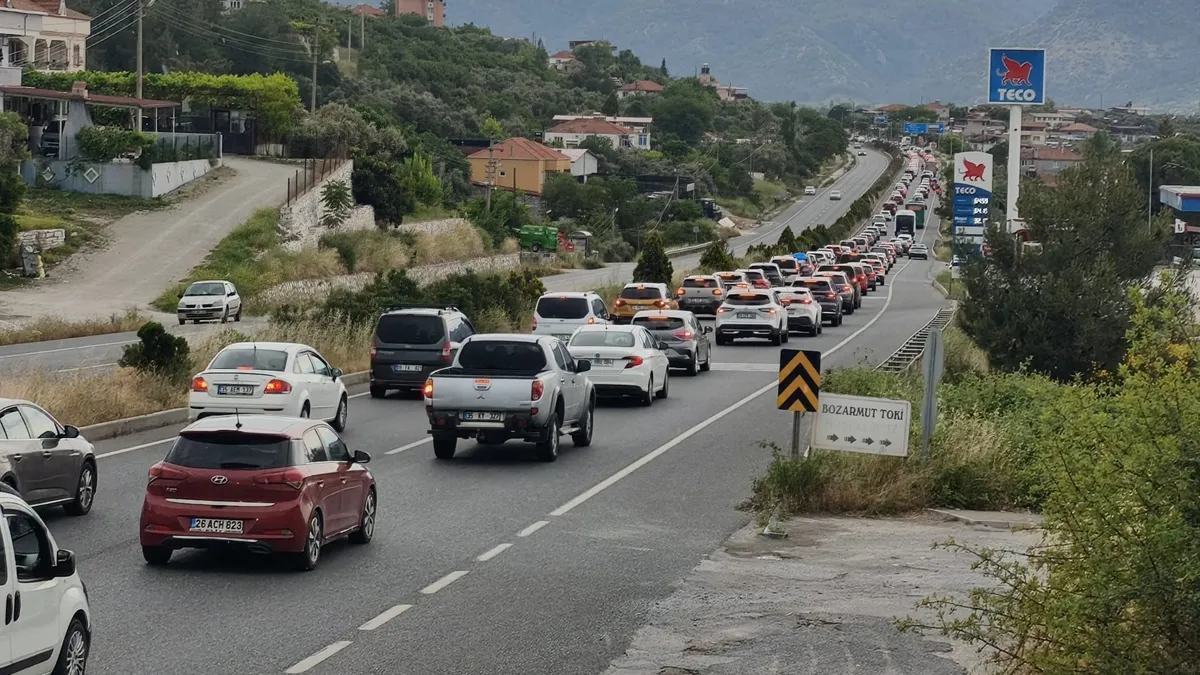 SON DAKİKA… Kurban Bayramı tatilini fırsat bilenler akın etti! 22 kilometrelik araç kuyruğu oluştu – Galeri SON DAKİKA… Kurban Bayramı tatilini fırsat bilenler akın etti! 22 kilometrelik araç kuyruğu oluştu – Galeri
