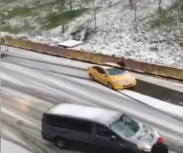 İstanbul’da kar yağışı sonrası kayan yolda taksideki yolcu ölümden döndü - 1