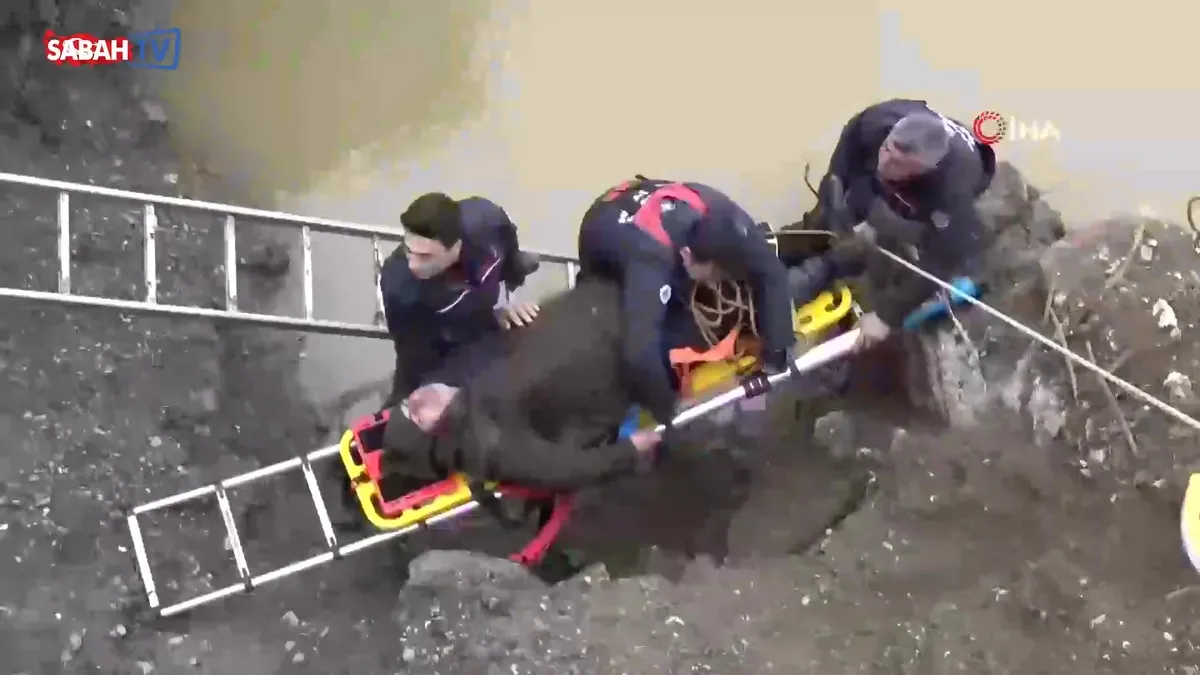 Bisikletiyle ırmağa düşen vatandaş kurtarıldı videosunu izle Bisikletiyle ırmağa düşen vatandaş kurtarıldı videosunu izle