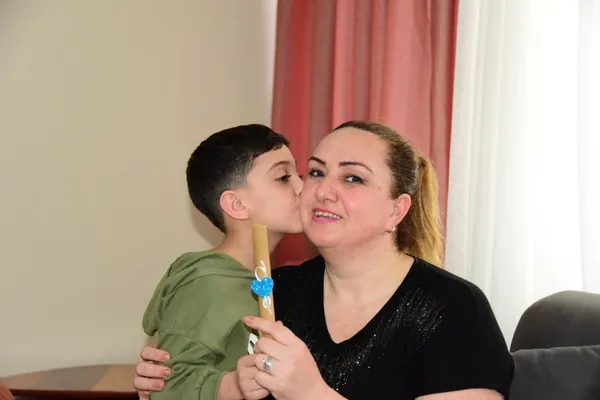 enkazdan-cikan-mucize-cocuk-umut-eymenden-koruyucu-melegine-anneler-gunu-surprizi-bir-resim-ve-bir-opucukle-ge-1778426719971.jpg
