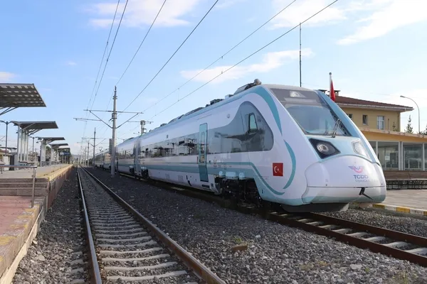 yerli-ve-milli-elektrikli-tren-ilk-kez-istanbul-hattindabakan-uraloglu-ilk-seferin-tarihini-acikladi-1784367687390.jpeg