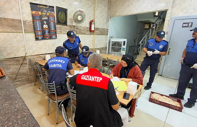 et-tavuk-ve-sakatat-703-kilo-bozuk-et-ele-gecirildi-1786026463799.jpeg