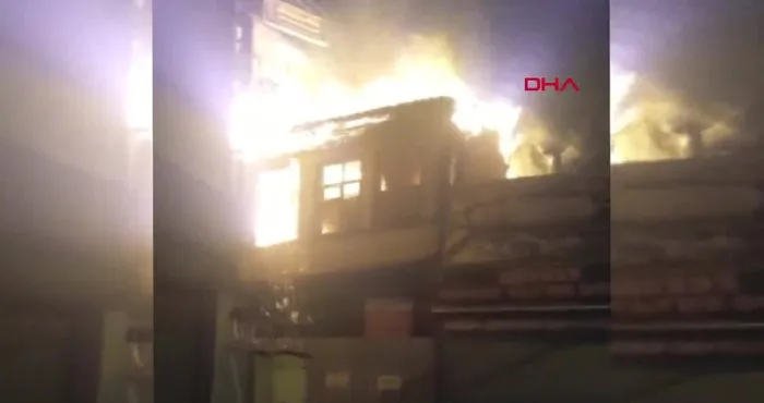 Bursa’da korku dolu anlar! 110 yıllık bina yangında çöktü, 1 itfaiye eri yaralandı