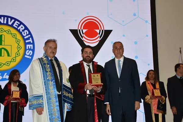 harran-universitesinde-akademik-basari-ve-odul-toreni-duzenlendi-1742840310662.jpg