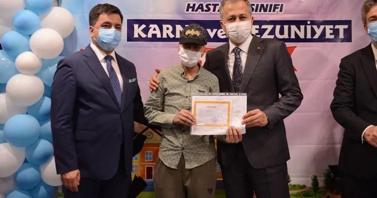 Türkiye’de ilk kez ’hastane sınıfı mezuniyet töreni’ düzenlendi