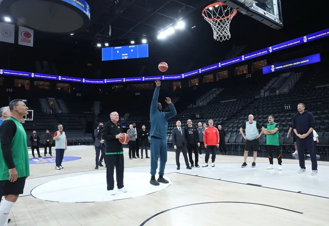 baskan-erdogan-nba-yildizi-shaquille-oneal-ie-basketbol-oynadi-1769002824075.jpg Başkan Erdoğan NBA yıldızı Shaquille O'Neal ie basketbol oynadı!