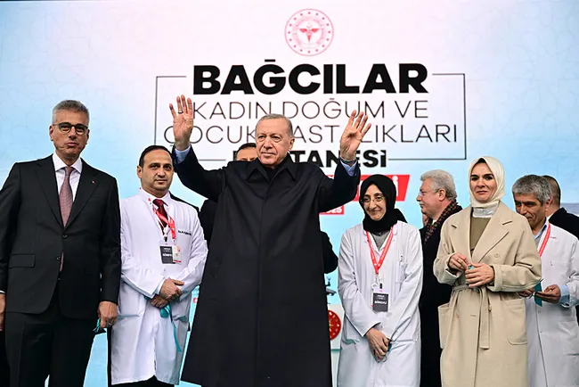 baskan-erdogan-saglikta-buyuk-donusume-imza-attik-1745075516721.jpeg