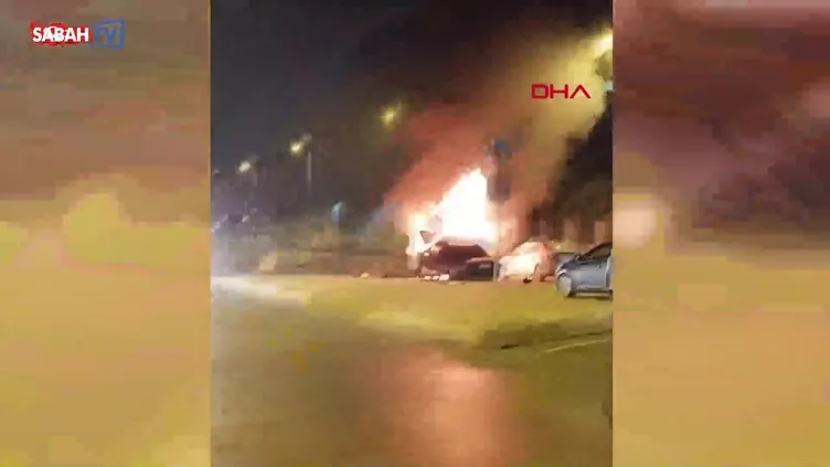 Seyir halindeki otomobil, park halindeki araçlara çarptıktan sonra alev aldı! | Video