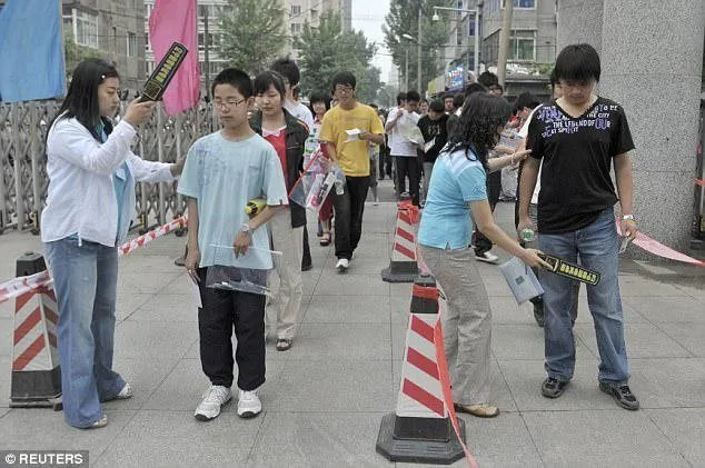 Çinli öğrencilerin üniversite giriş sınavındaki kopya taktikleri