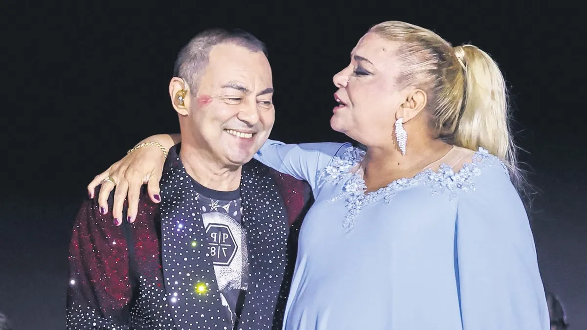 31 yıllık kariyerini sahnede kutladı