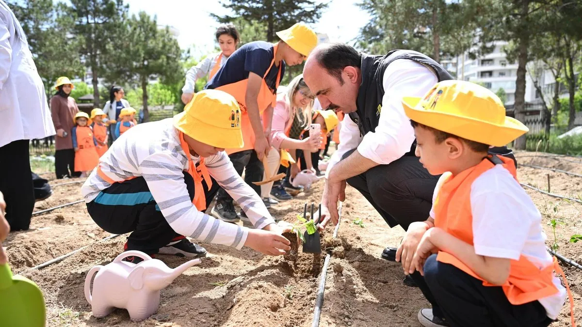 Özel gençlerle birlikte sebze fideleri toprakla buluştu! Konya BŞB Başkanı Altay'dan örnek proje