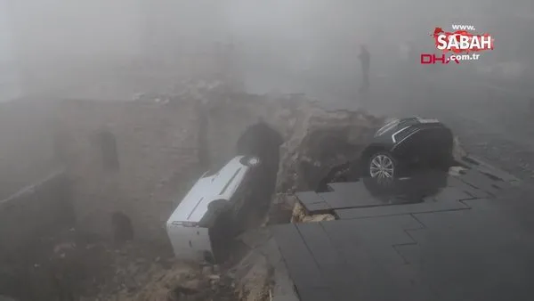 Mardin'de yol çöktü; park halindeki araçlar tarihi evin avlusuna düştü | Video