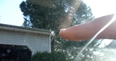 Arabadaki camın çatlağını bu yöntemle düzeltti!