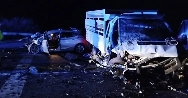 Bingöl’de feci kaza! Otomobil ile kamyonet çarpıştı: 3 ölü