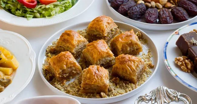 Ramazan Bayramı sofralarına şahane dokunuş! Şerbetini tam çeken ve hamurlaşmayan ev baklavası tarifi…