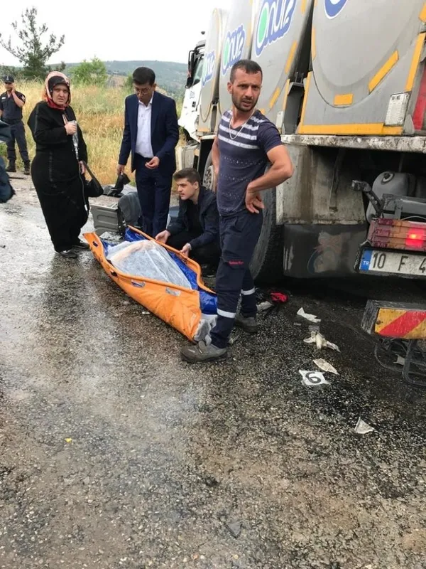 son-dakika-balikesirde-feci-kaza-minibus-ile-tanker-carpisti-6-olu-15-yarali-1654943739354.jpg