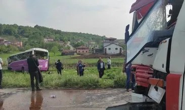 Sakarya'da yolcu otobüsü ile kamyon çarpıştı: Çok sayıda yaralı var! #sakarya
