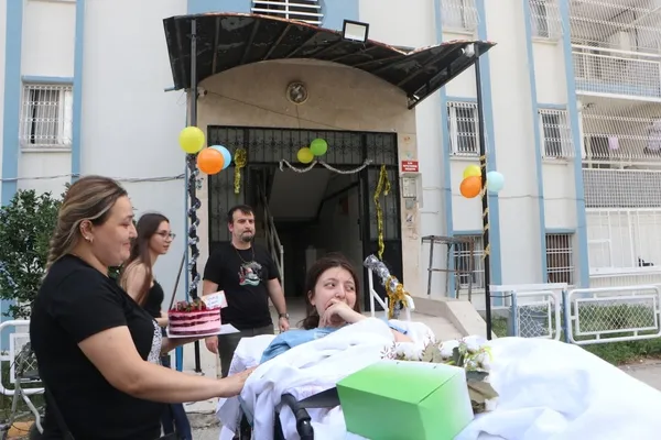 taburcu-olan-ecrin-pasta-ve-balonlarla-karsilandi-1781596288466.jpg