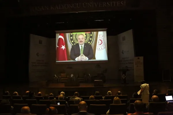 sanayi-ve-teknoloji-bakani-mustafa-varank-milli-hasilada-yapay-zeka-teknolojisinin-payi-yuzde-5-olacak-1654287735038.jpg