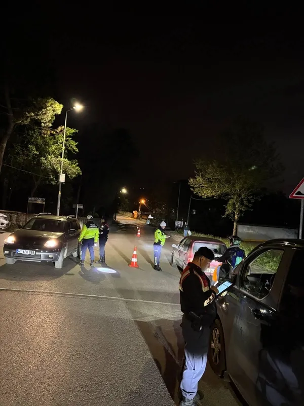 huzur-41-bilancosu-24-gozalti-6-arac-men-yuzlerce-trafik-cezasi-1777642721020.jpg