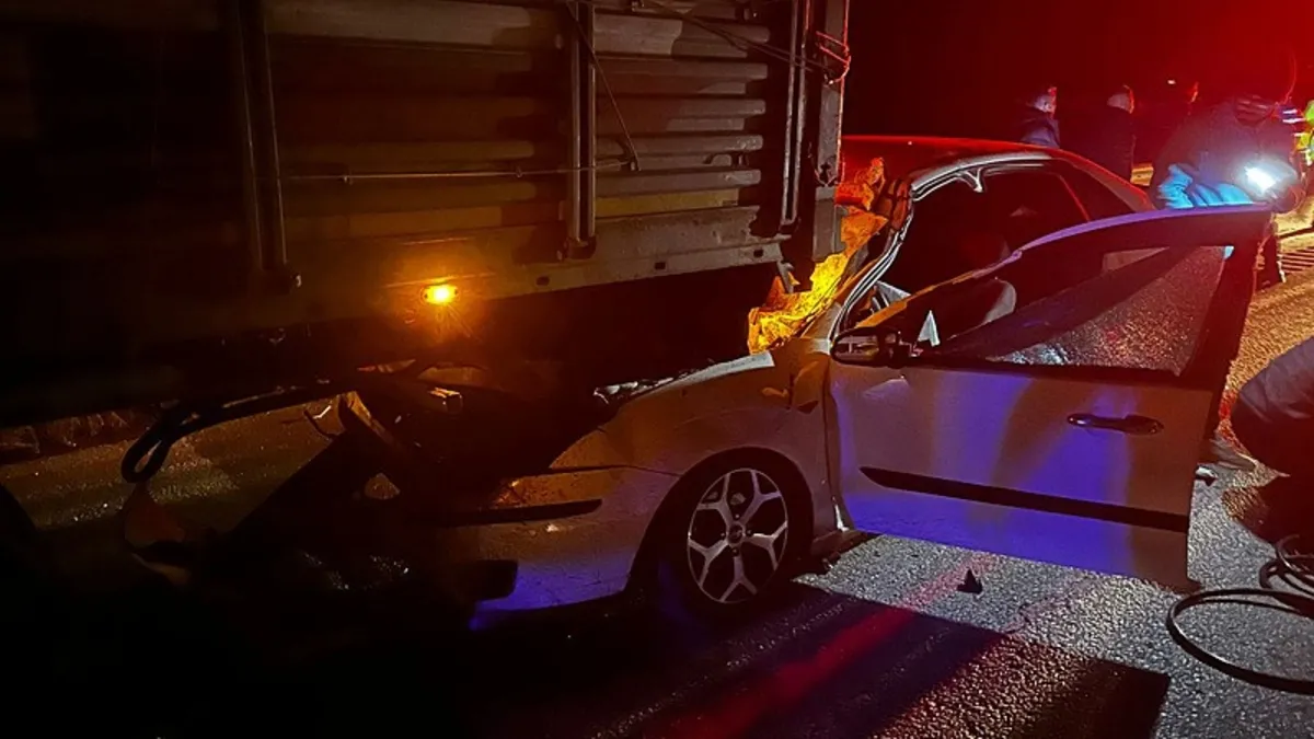 Tıra çarpan otomobil hurdaya döndü: 1 ölü Tıra çarpan otomobil hurdaya döndü: 1 ölü