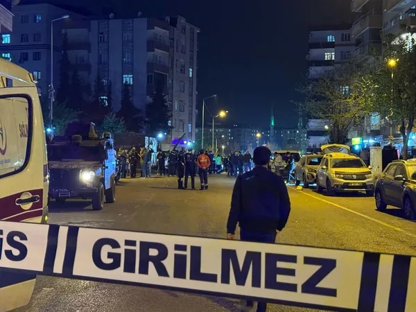 kuzenler-arasinda-silahli-kavga-1i-polis-8-kisi-yaralandi-1744141349823.jpg