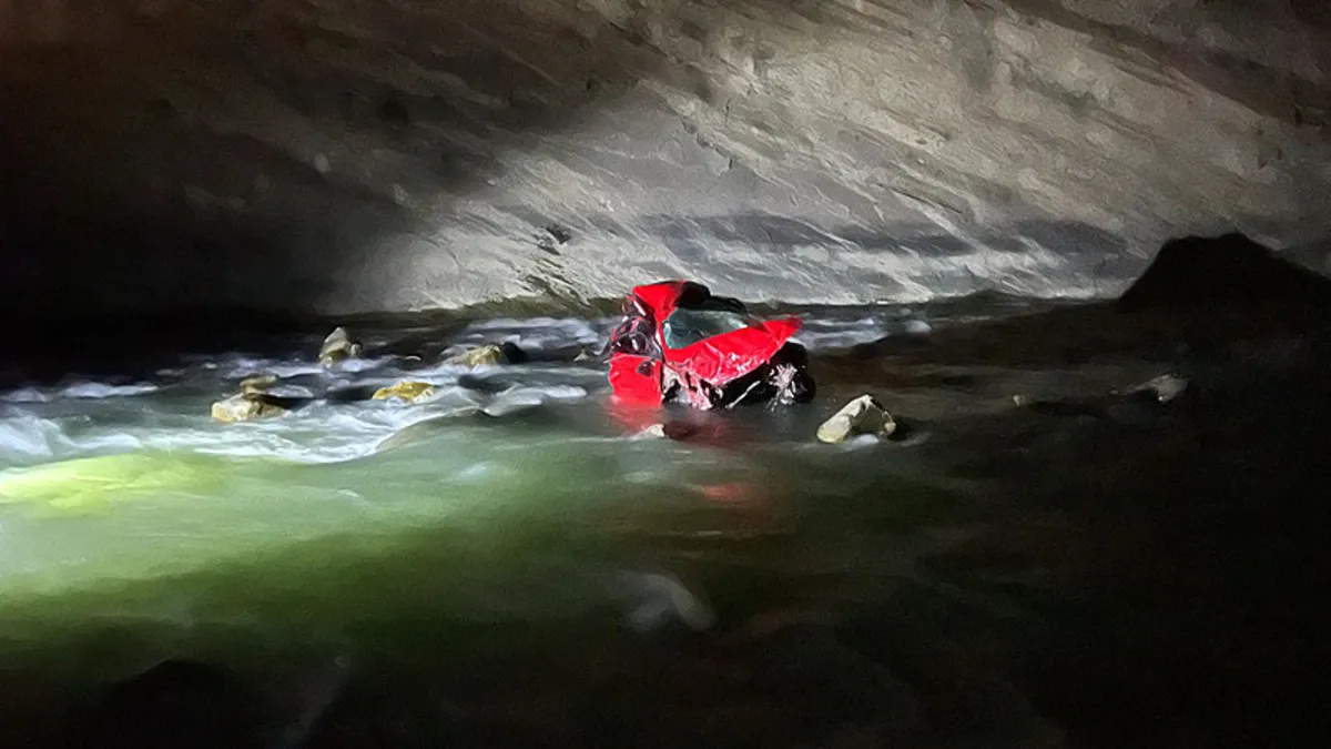 Hakkari'da feci kaza! Araç 300 metreden Zap suyuna uçtu! Hakkari'da feci kaza! Araç 300 metreden Zap suyuna uçtu!