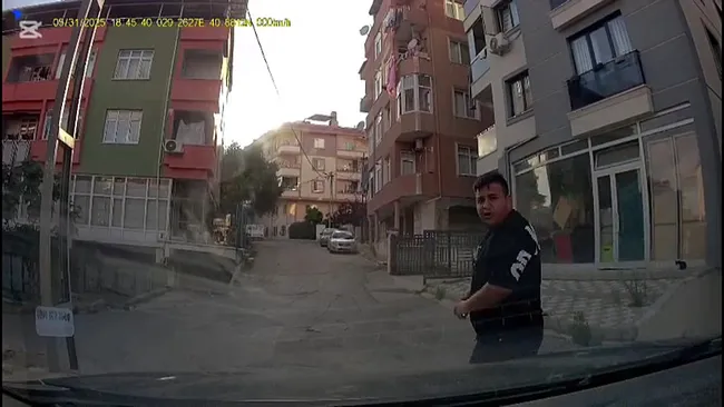 istanbul-pendikte-bicakla-tehditler-savurmustu-18-yasindan-kucuk-o-saldirgan-hakkinda-karar-1749032040398.jpeg İstanbul Pendik’te bıçakla tehditler savurmuştu: 18 yaşından küçük o saldırgan hakkında karar!
