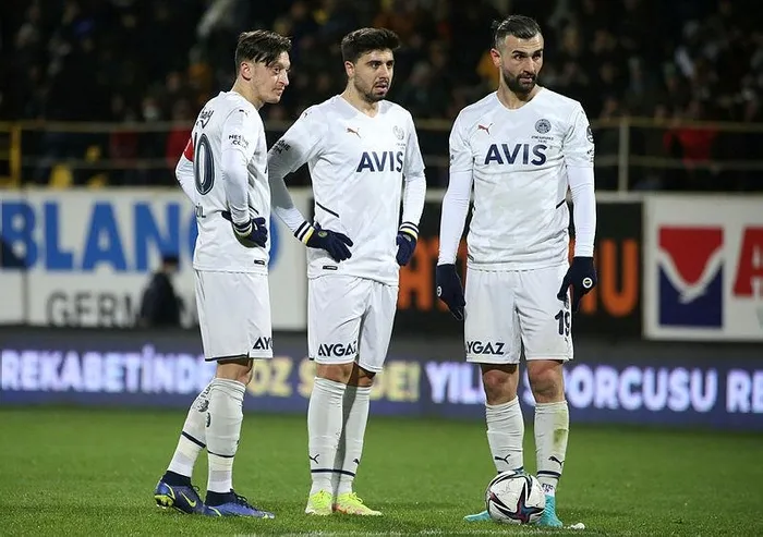 son-dakika-haberi-fenerbahcede-mesut-ozil-ve-ozan-tufan-gelismesi-o-detay-dikkat-cekti-1648625583934.jpeg