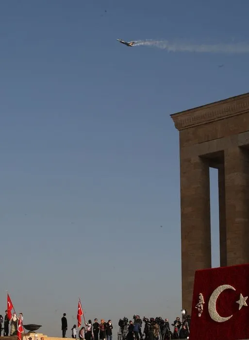 Türk Yıldızları Anıtkabir üzerinde kalp çizdi