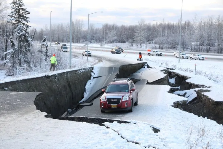 ABD'de deprem, yollar çöktü